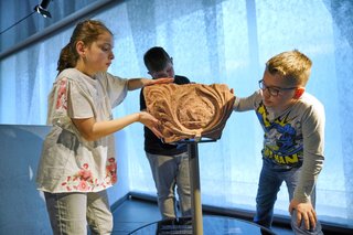 Grundschüler*innen im Museum Judengasse. Foto: Norbert Miguletz © Jüdisches Museum Frankfurt Grundschüler*innen im Museum Judengasse. Foto: Norbert Miguletz © Jüdisches Museum Frankfurt
