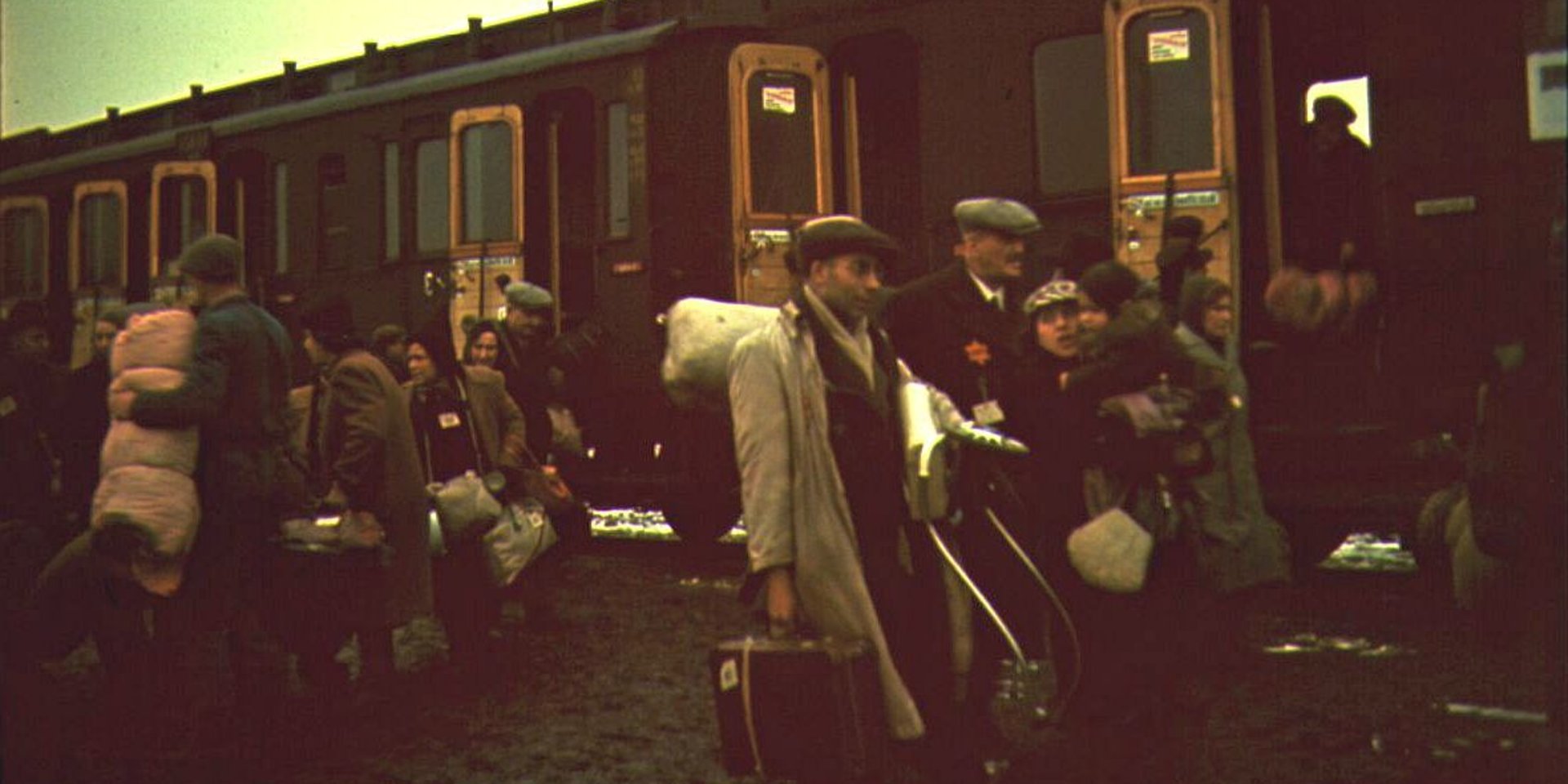 Dieses Farbdia zeigt die Ankunft eines Deportationszugs aus Deutschland im Ghetto Lodz, Oktober / November 1941