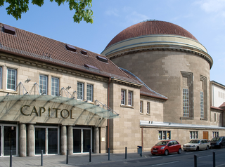 Haupteingang Goethestraße, Capitol Kultur- und Veranstaltungszentrum, 2008, CC-BY-SA-3.0 Haupteingang Goethestraße, Capitol Kultur- und Veranstaltungszentrum, 2008, CC-BY-SA-3.0