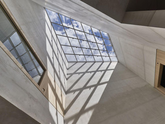 Atrium im Lichtbau des neuen Jüdischen Museums von Staab Architekten