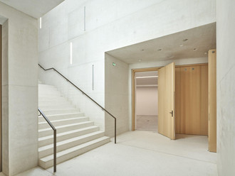 Treppenaufgang im Lichtbau des neuen Jüdischen Museums von Staab Architekten. 