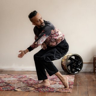 Künstler und Filmemacher Hetain Patel bei Performance.