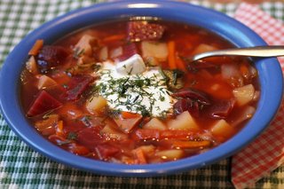 ein Teller russischer Borscht