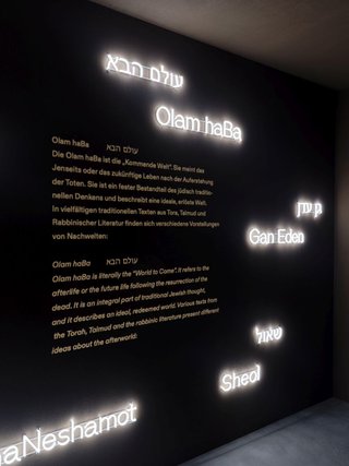 Mit der kommenden Welt befasst sich ein Raum der Ausstellung „Im Angesicht des Todes“, ©Jüdisches Museum Frankfurt, Foto Norbert Miguletz