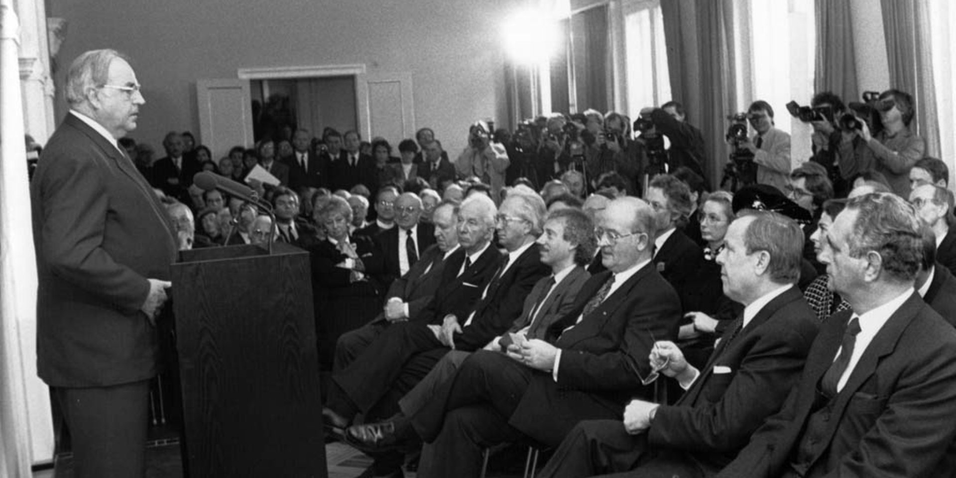 Foto von der Eröffnung des Jüdischen Museums Frankfurt am Main, 9.11.1988. Am Rednerpult steht Bundeskanzler Helmut Kohl