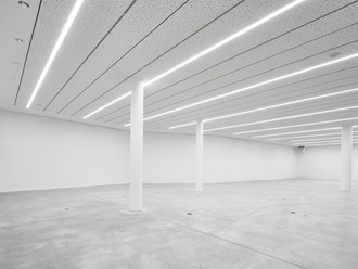 Wechselausstellungsbereich im Keller des Lichtbaus von Staab Architekten. 