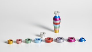 Chanukka-Leuchter Kad Katan Kad Katan, Shmonah Yamim Shamno Natan, Künstler: Avi Biran, 2018 © Jüdisches Museum Frankfurt Chanukka-Leuchter Kad Katan Kad Katan, Shmonah Yamim Shamno Natan, Künstler: Avi Biran, 2018 © Jüdisches Museum Frankfurt