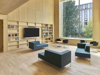 Blick in den Lesesaal der Georg Heuberger Bibliothek im Jüdischen Museum Frankfurt