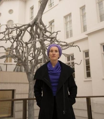 Sara Soussan auf dem Vorplatz des Jüdischen Museums Frankfurt (© Sharon Adler/PIXELMEER, 2022)