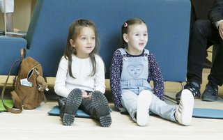 Zwei Kinder in der Bibliothek des Jüdischen Museums Frankfurt