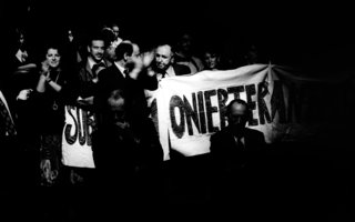 Ignatz Bubis bei der Besetzung der Frankfurter Theaterbühne 1985. 