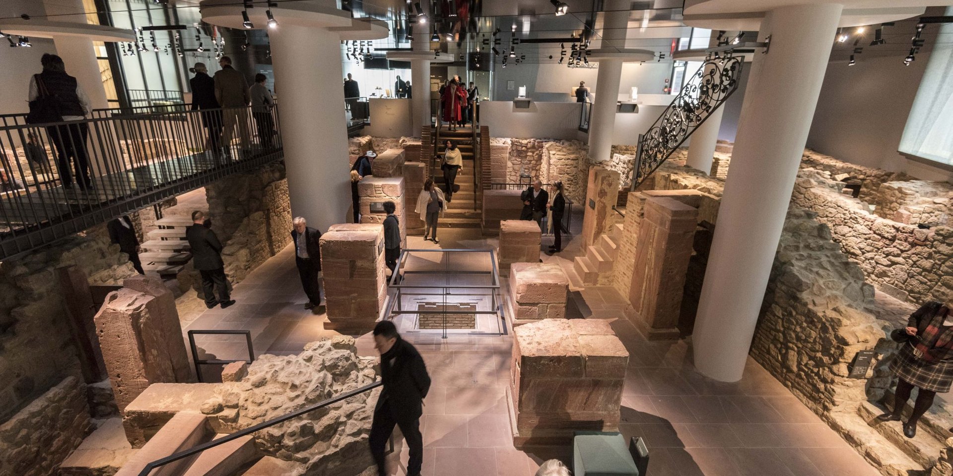 Blick ins Museum Judengasse. Foto: Norbert Miguletz © Jüdisches Museum Frankfurt Blick ins Museum Judengasse mit den Fundamenten des früheren jüdischen Ghettos und Beschern