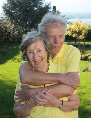 Ehepaar Norbert und Paulette Cymbalista im Garten. © privat