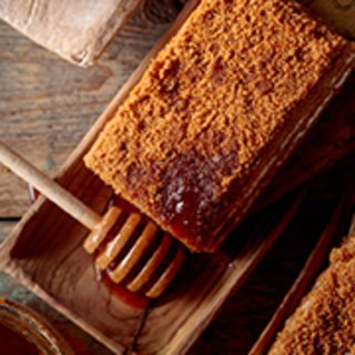 Backworkshop zu Rosh Haschana: Kuchen in Holzform mit Honiglöffel.