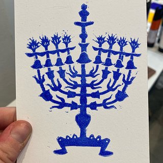 Druck eines Chanukka-Leuchters in blau.