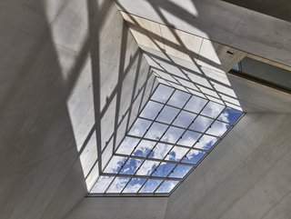 Blick in das lichtdurchflutete Atrium des Lichtbaus von Staab Architekten.