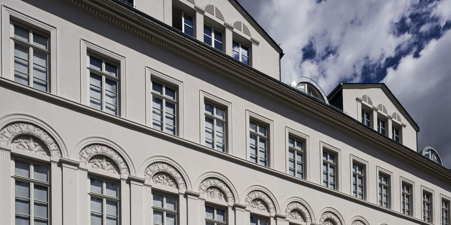 Das historische Rothschild-Palais von der Mainpromenade aus.