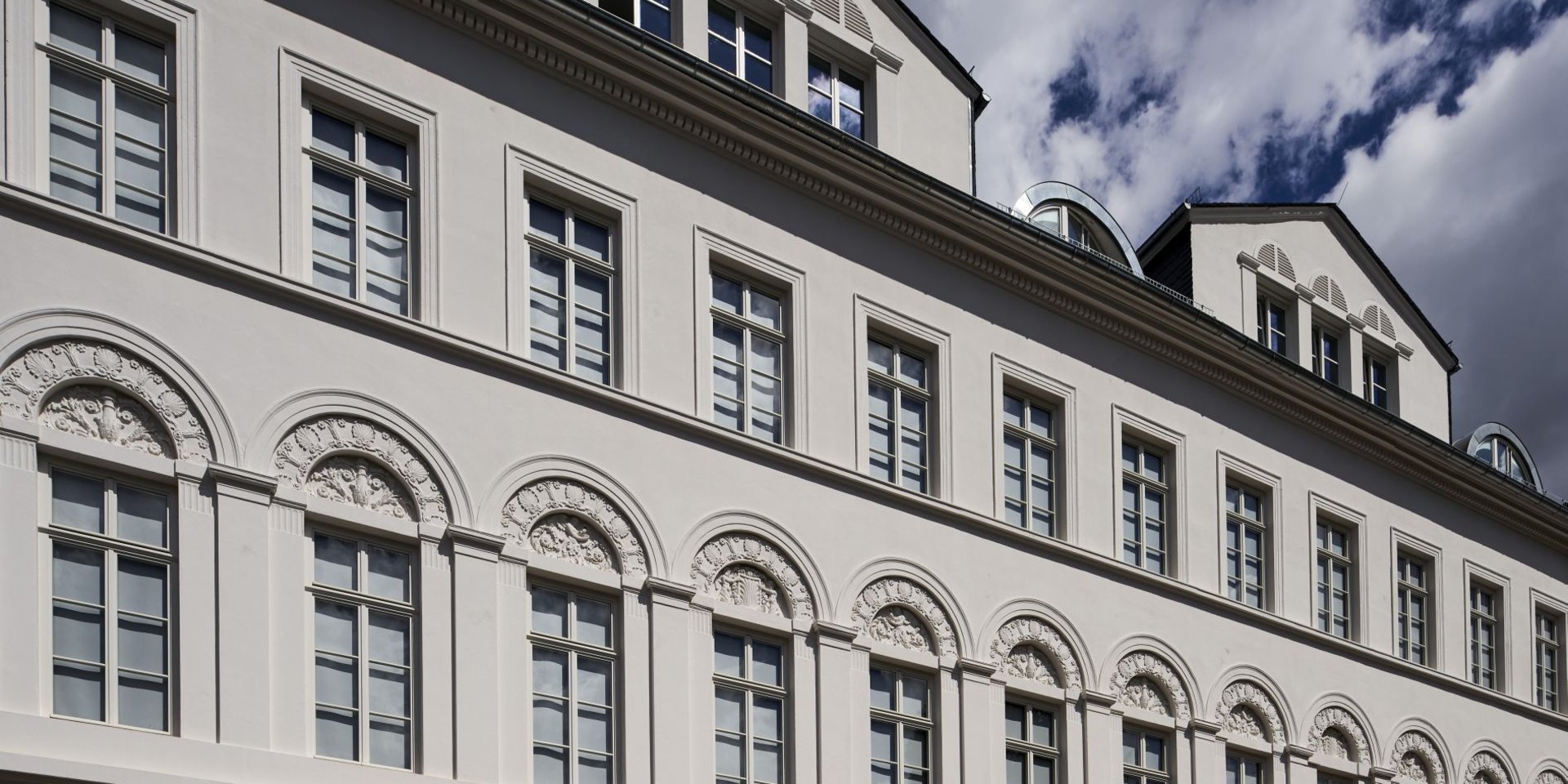 Das historische Rothschild-Palais von der Mainpromenade aus.