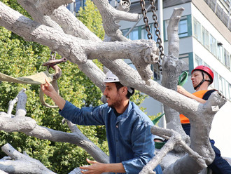 Ariel Schöesinger legt Hand an beim Entpacken seiner metallenen Skulptur "Untitled"