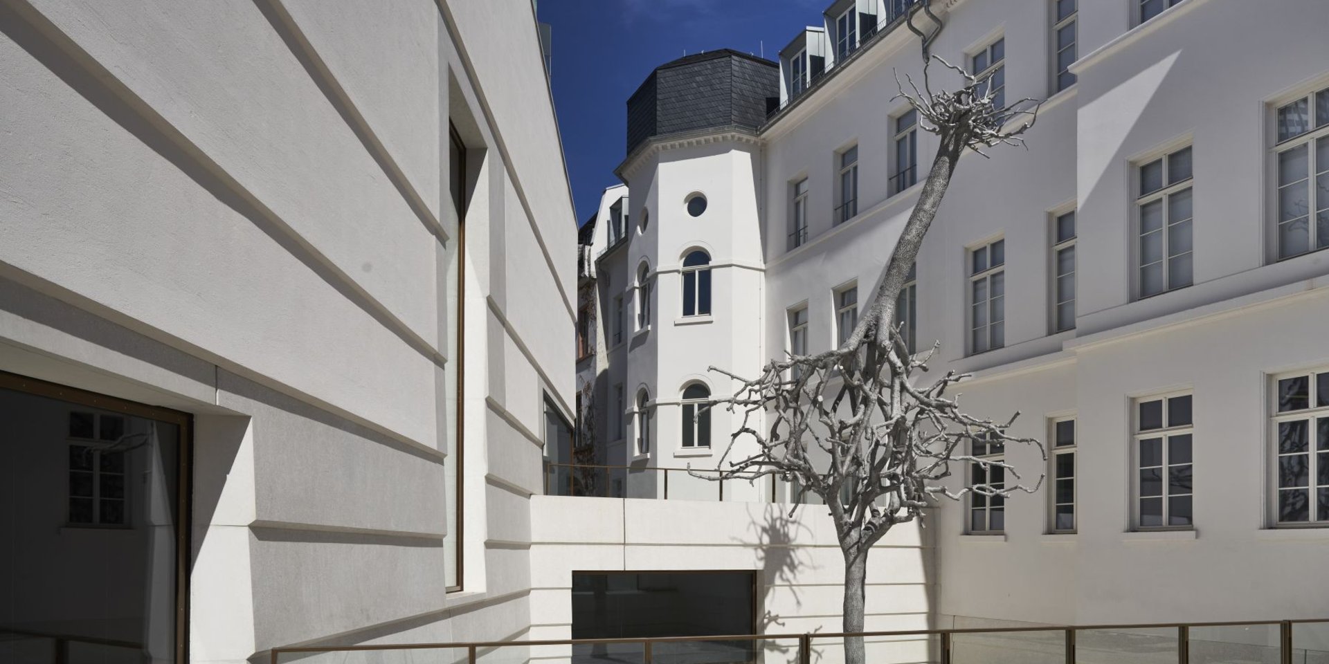 Ariel Schlesingers Skultpur "Untitled" (2019) auf dem Vorplatz des neuen Jüdischen Museums Frankfurt