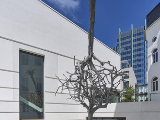 Ariel Schlesingers Skultpur "Untitled" (2019) auf dem Vorplatz des neuen Jüdischen Museums Frankfurt